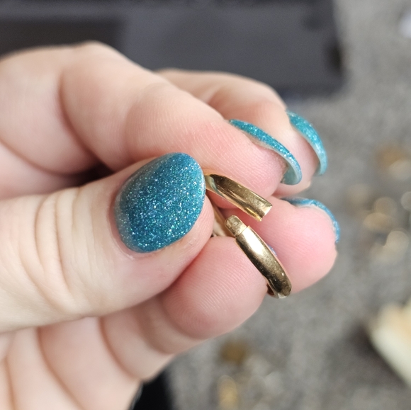 14k ring that opens and closes. Size 10. Opens and closes for those with larger - Picture 2 of 6